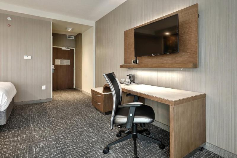 Queen Room with Two Queen Beds - Hearing Accessible image 3