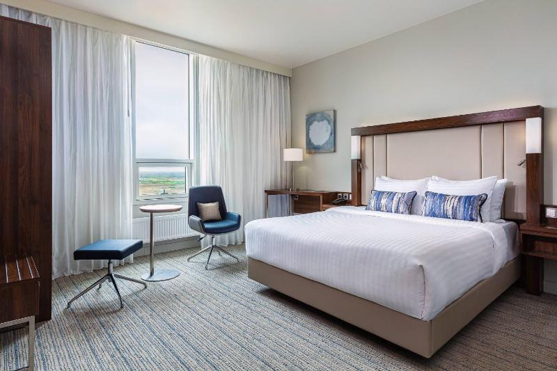 Deluxe, Guest room, 1 King image 4