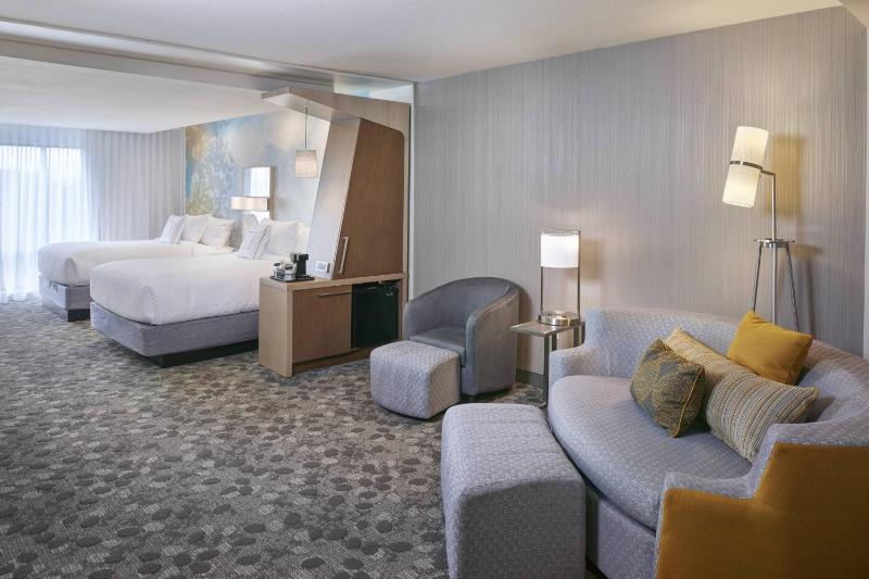 Suite, 2 Queens, Sofa bed image 4