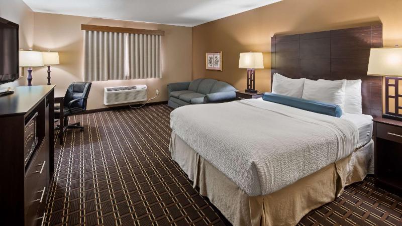 Queen Room with Two Queen Beds and Sofa - Non-Smoking image 4