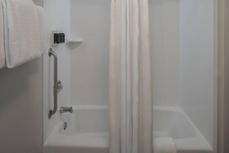 Courtyard by Marriott Jacksonville at the Mayo Clinic Campus/Beaches - image 11