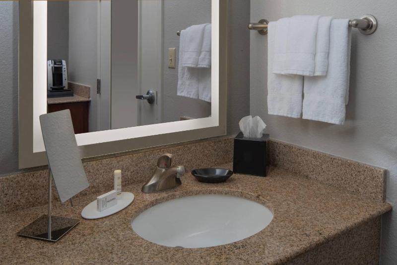 Courtyard by Marriott Jacksonville at the Mayo Clinic Campus/Beaches - image 17