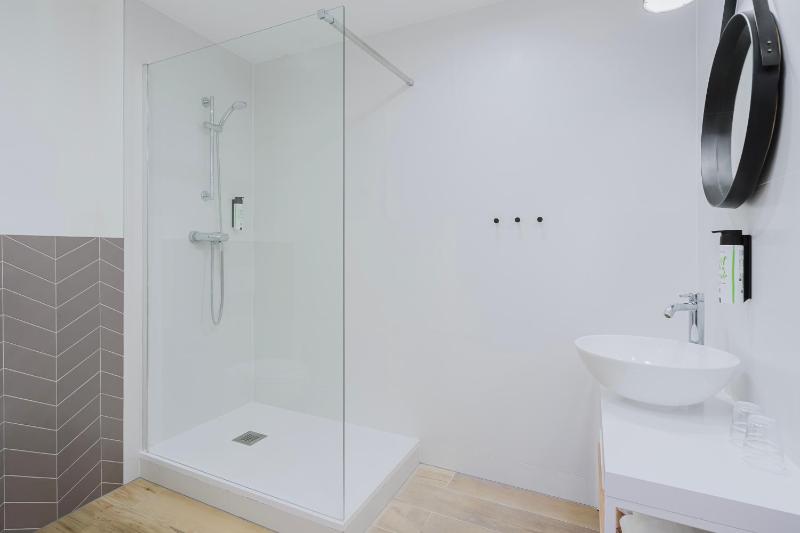 Standard Double Room image 4