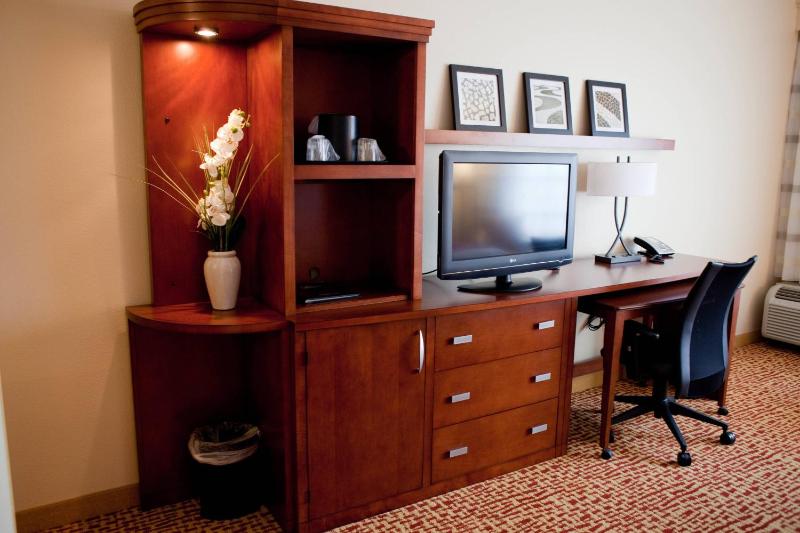 Queen Room with Two Queen Beds image 4