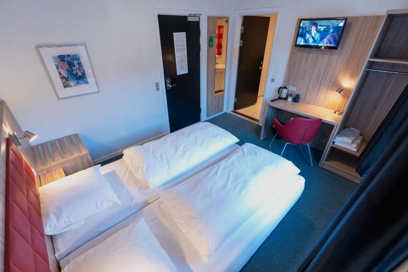 Double or Twin Room image 4