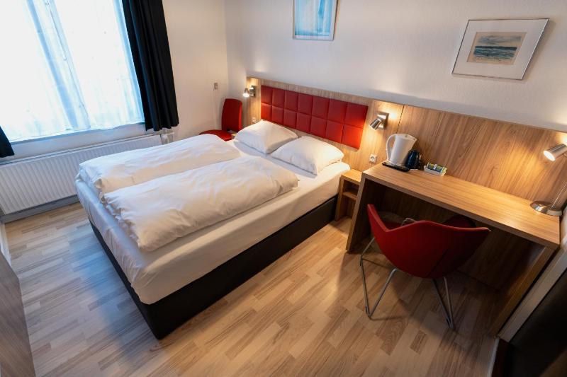 Small Double Room image 4