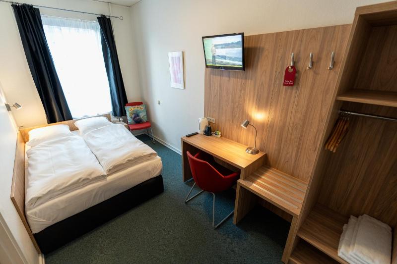 Small Double Room image 3
