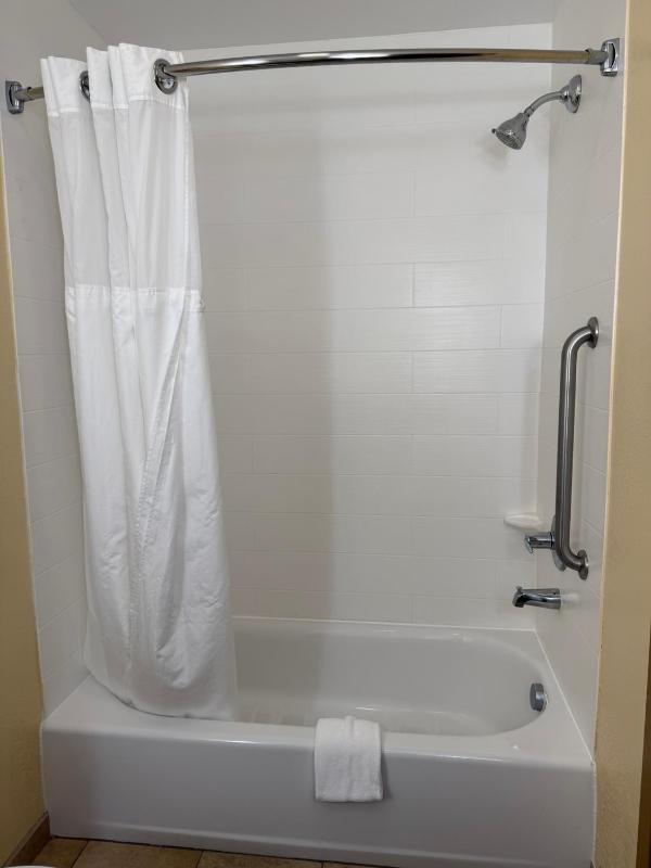 Standard King Room image 2