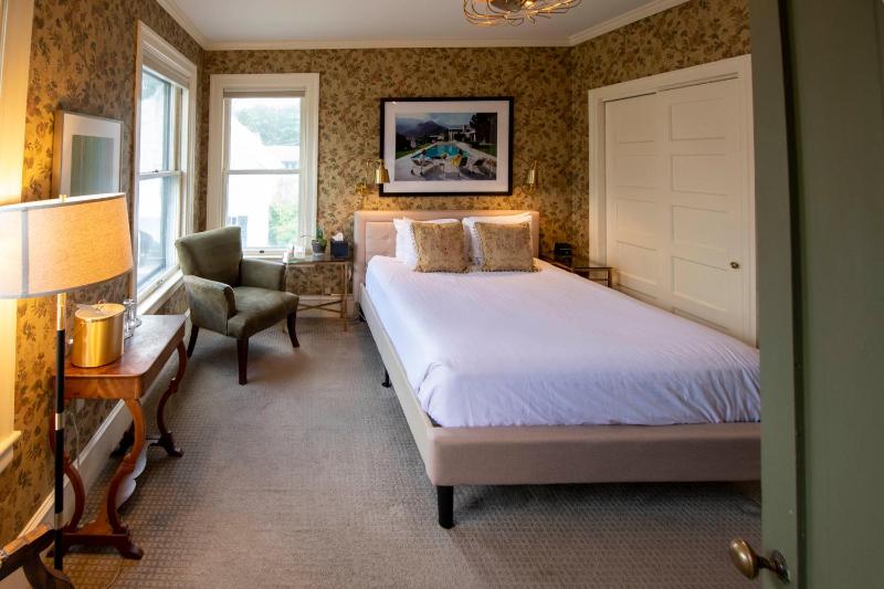 Queen Room with Stall Shower image 2