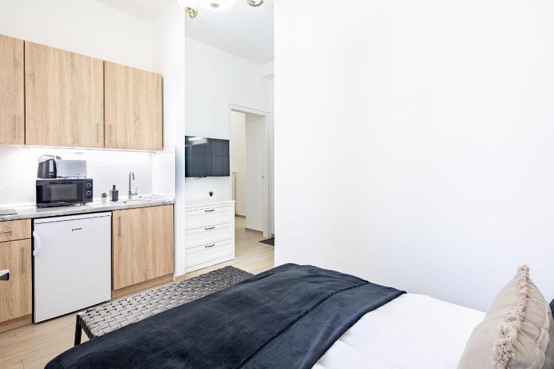 Central - Stylish New Studio - AC - image 4