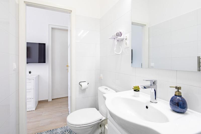 Central - Stylish New Studio - AC - image 8
