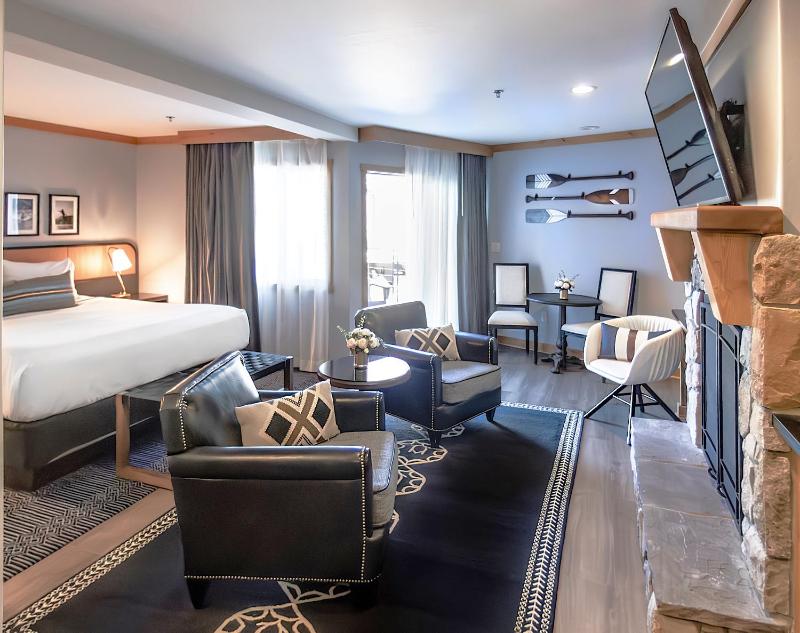 Premier King Room image 3