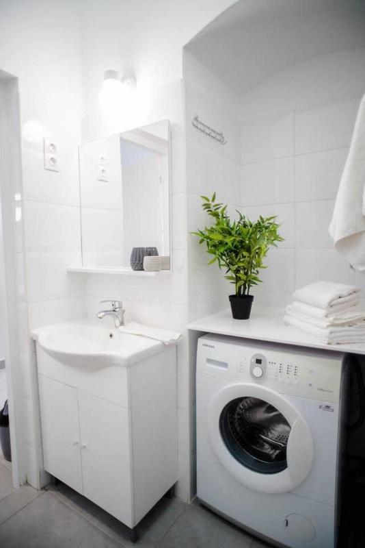 5 bedrooms apartment with AC in center - image 3