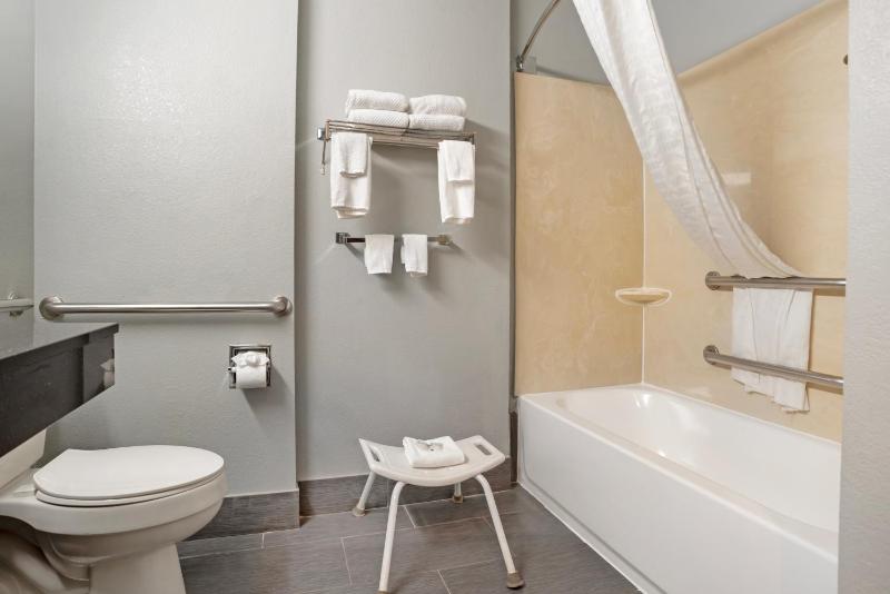 Double Room with Two Double Beds - Accessible/Non-Smoking image 2