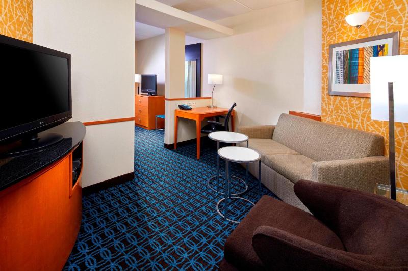Deluxe King Suite with Sofa Bed image 2