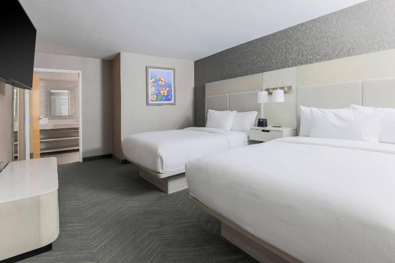 Double Queen Room image 3