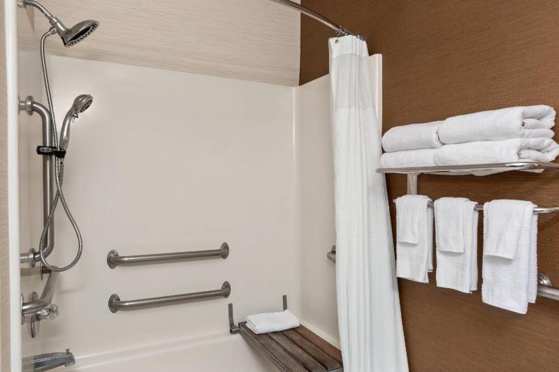 Queen Room image 3