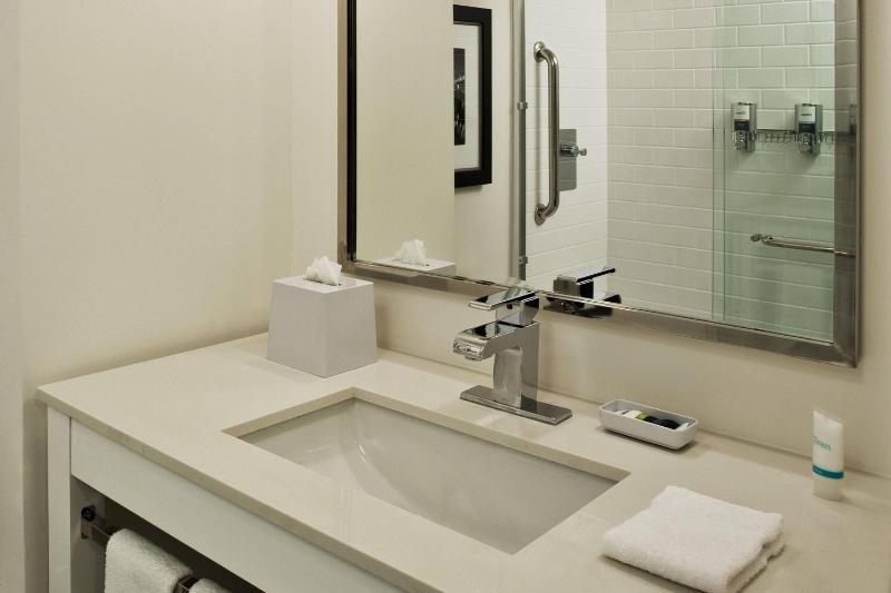 Superior Queen Studio Suite with Tub - Mobility and Hearing Accessible image 2