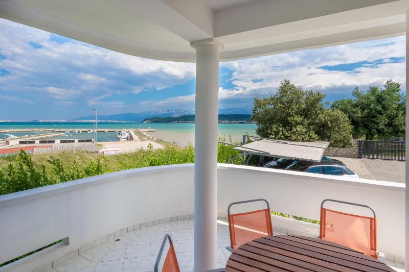 One-Bedroom Apartment with Terrace and Sea View image 3