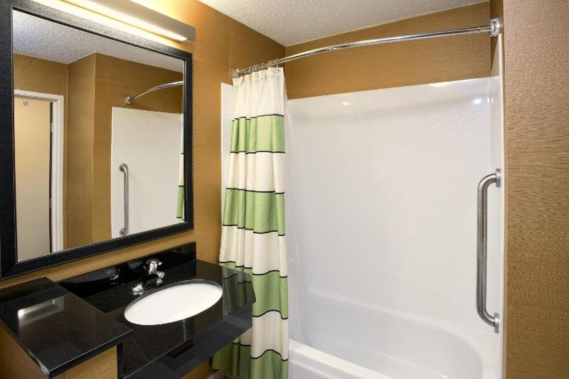 Guest Room, 1 King image 3
