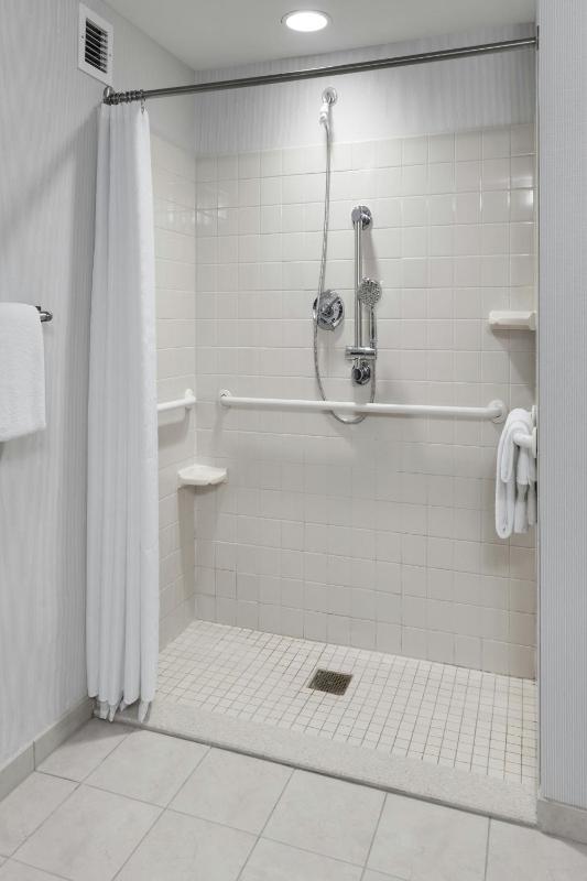 King Room with Adapted Tub - Mobility and Hearing Accessible image 2