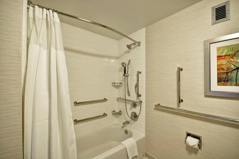 King Room with Adapted Tub - Mobility Accessible image 3