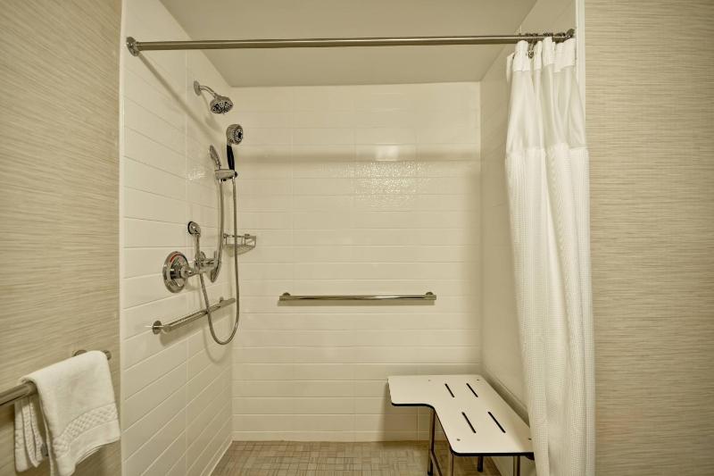 King Room with Adapted Tub - Mobility Accessible image 4