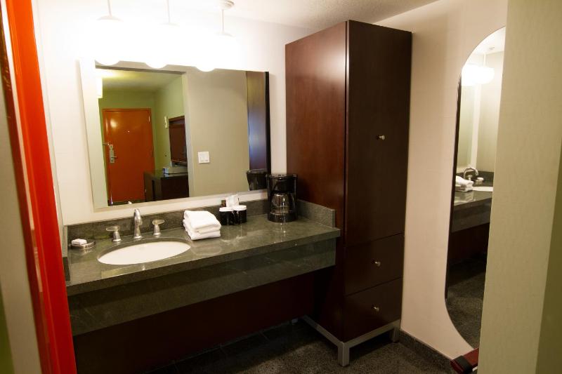 Deluxe King Room image 3