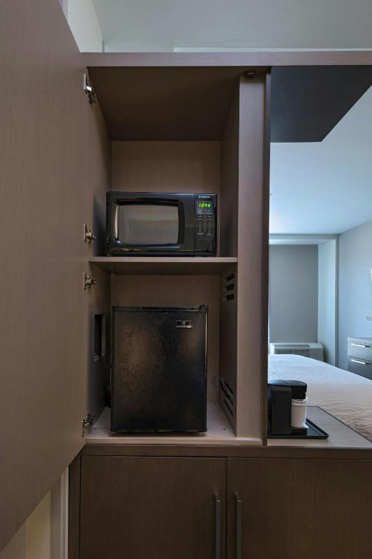 1 Bedroom Suite, 2 Queen, Sofa bed image 2