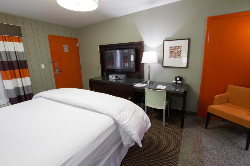 Deluxe King Room image 2