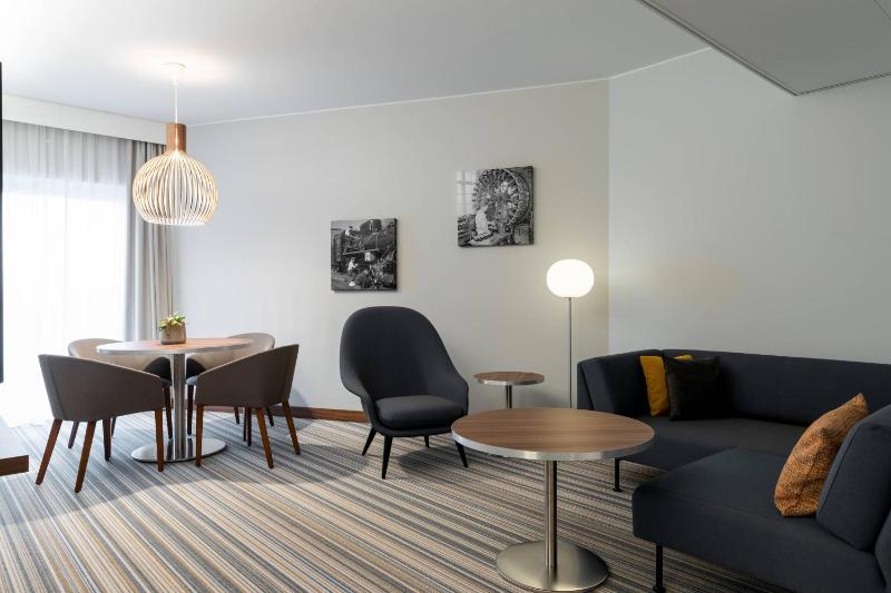 One-Bedroom King Suite - High Floor image 3