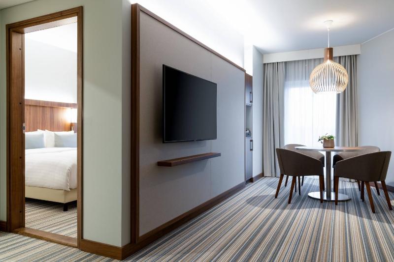 One-Bedroom King Suite - High Floor image 4