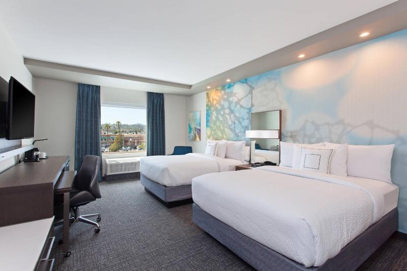 Queen Room with Two Queen Beds - Hearing Accessible image 4