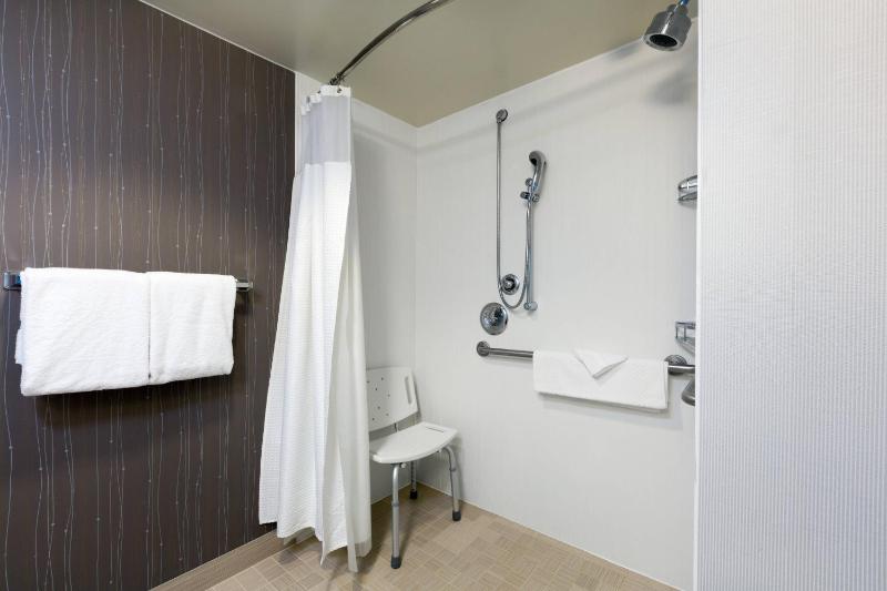 King Room with Adapted Tub - Mobility and Hearing Accessible image 3