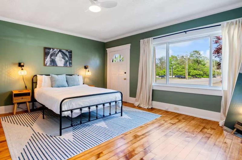 Stylish Retreat Walkable to Bars & Restaurants - image 17
