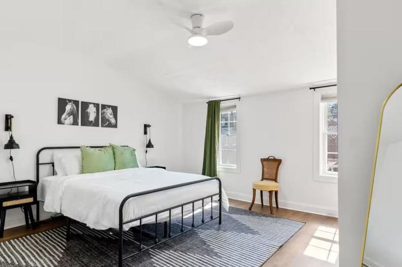 Stylish Retreat Walkable to Bars & Restaurants - image 31