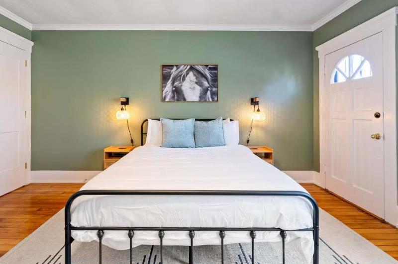 Stylish Retreat Walkable to Bars & Restaurants - image 26