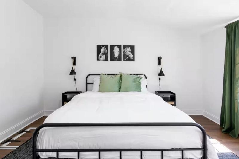 Stylish Retreat Walkable to Bars & Restaurants - image 9