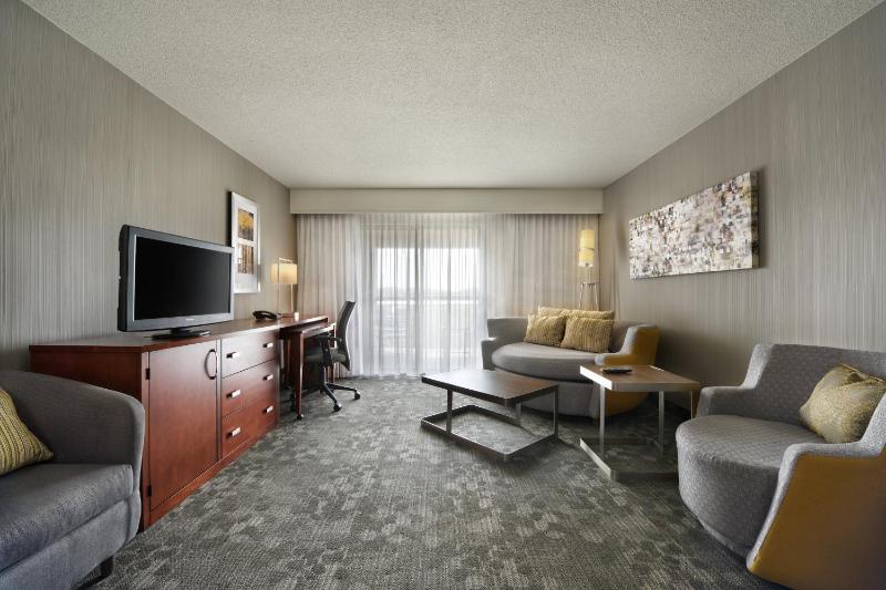 One-Bedroom King Suite with Sofa Bed image 4