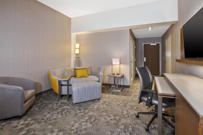 Larger Guest room, 2 Queen, Sofa bed   image 4