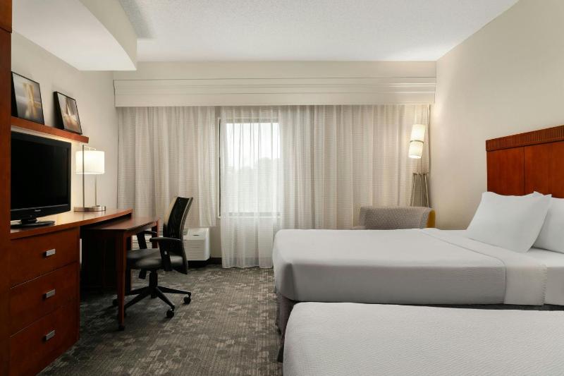 Queen Room with Two Queen Beds - Hearing Accessible image 4