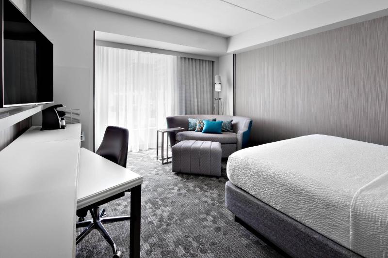 Guest room, 1 King, Sofa bed image 1