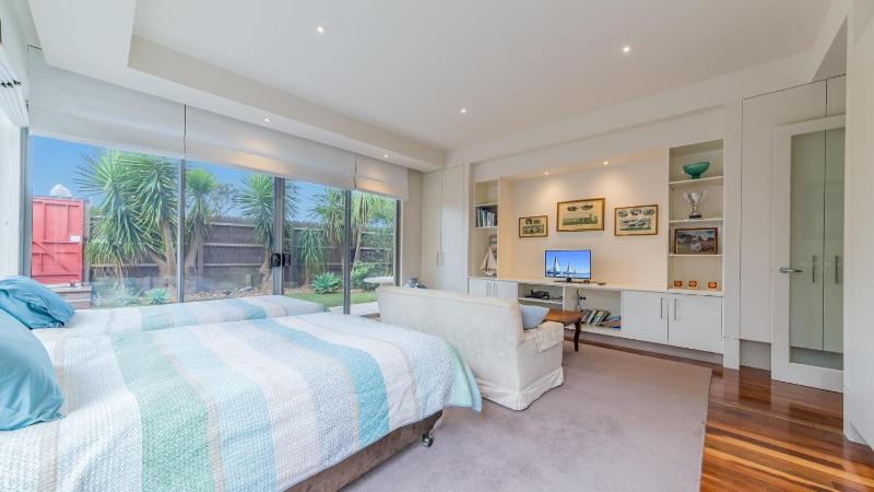 9 Charmandene Court Cowes - image 2