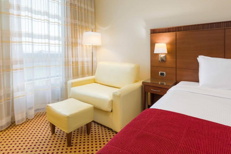 King Room with Sofa Bed image 1