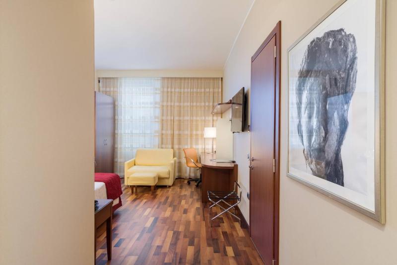 Deluxe King bedded room, Guest room, 1 King image 3