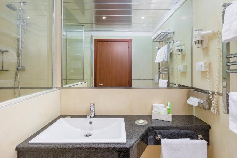 Guest room, 1 King, ground floor image 2