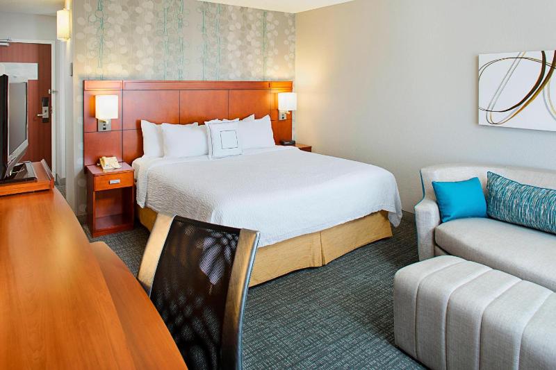 King Room with Sofa Bed image 3