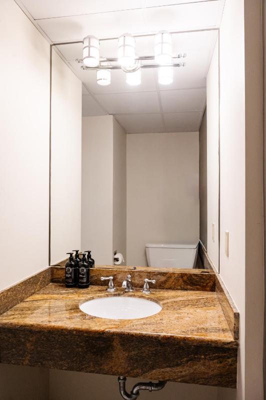 Queen Room (Self Check-in with Virtual Front Desk) image 4
