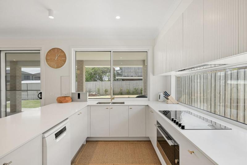 Lux Living Cowes - image 4