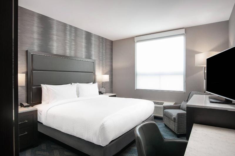 Suite, 1 King, Sofa bed image 3